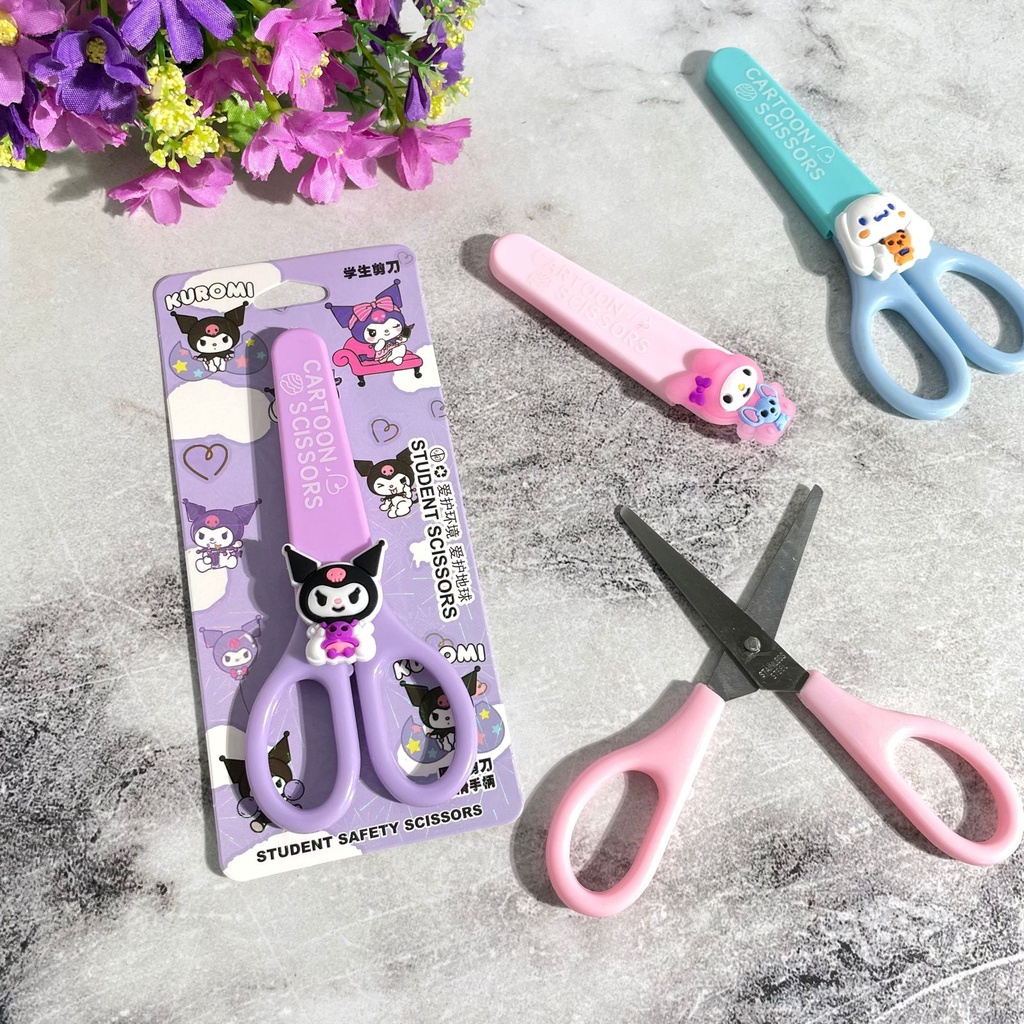 

Gunting Mini SANRIO dengan pelindung gunting serbaguna warna pastel cover kartun family gunting unik viral aesthetic