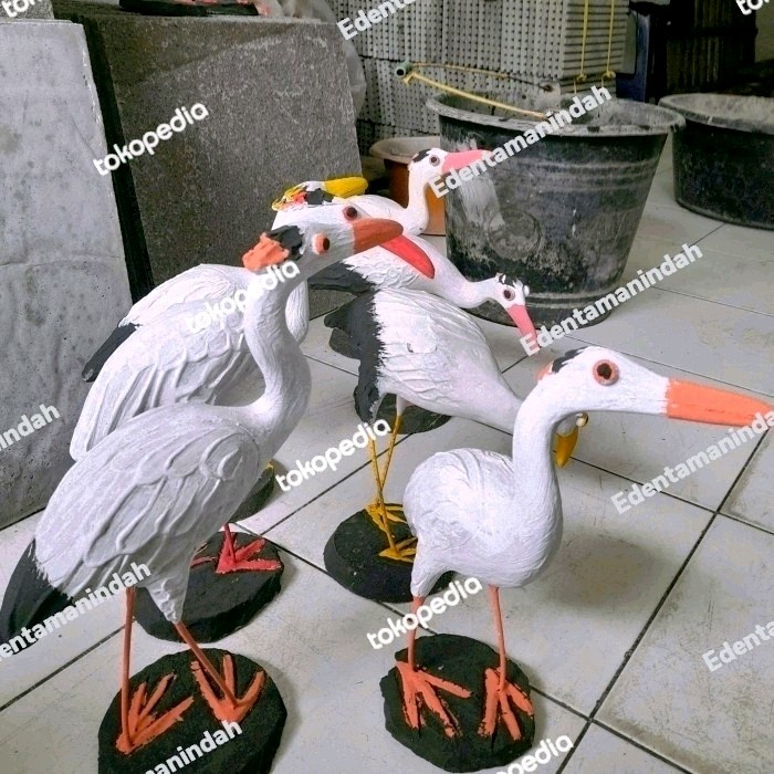 patung burung bangau taman