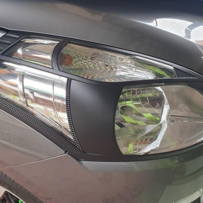 Garnish Lampu Mobil Ertiga lama. Depan belakang