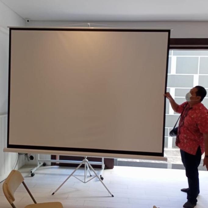 Layar proyektor tripod 70"