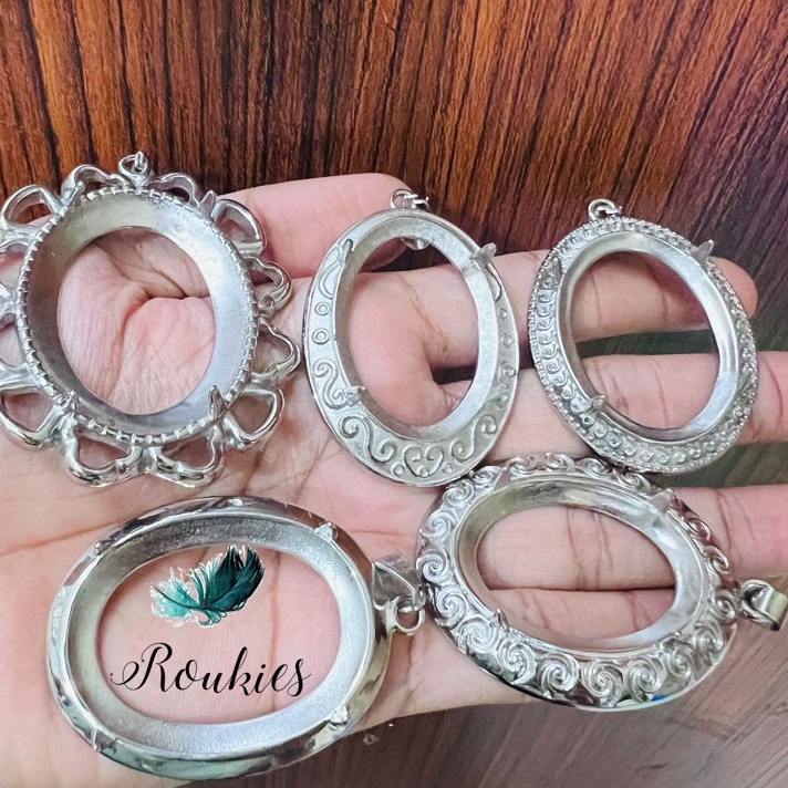 (N.L♪J✓] Ikatan/ Emban Liontin Titanium Batu Besar Warna Silver murah.