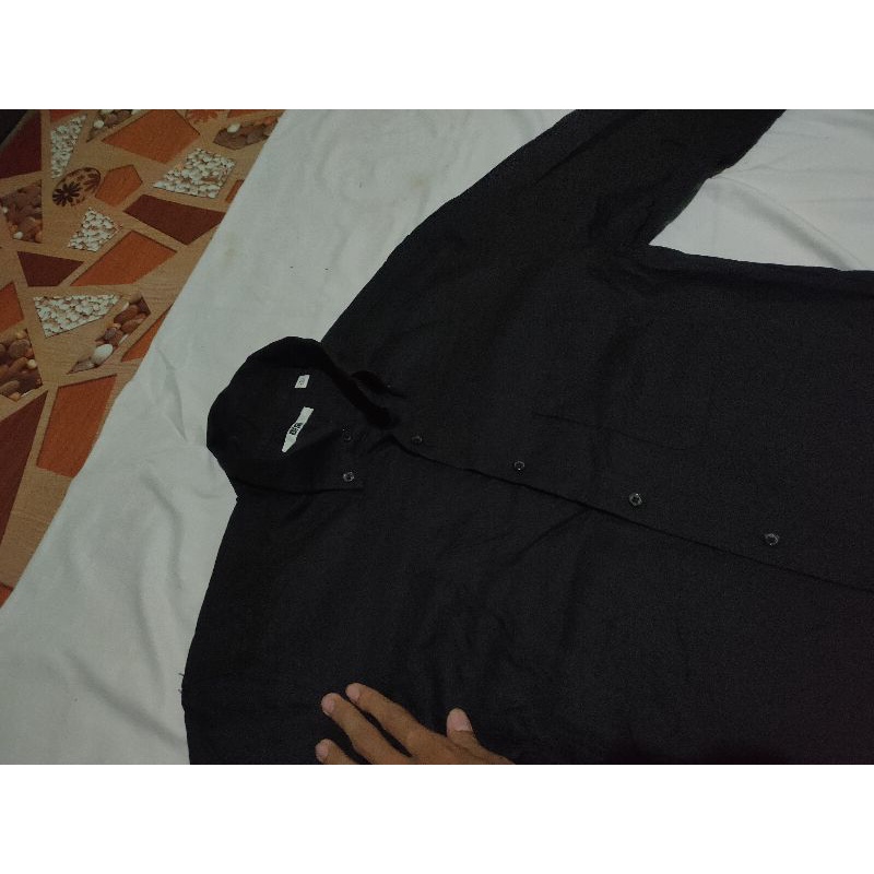 kemeja uniqlo hitam pekat like new