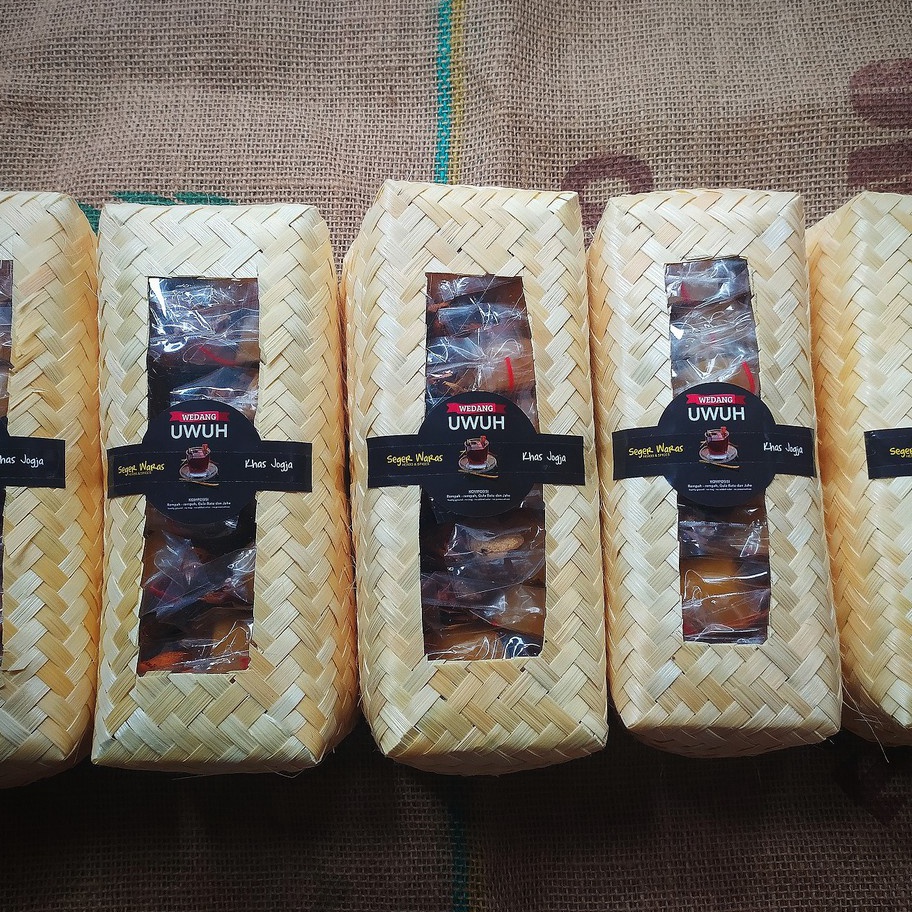 

DEPKES - Wedang Uwuh Premium oleh oleh khas Jogja kemasan besek bambu isi 10 / komplit gula batu + jahe emprit