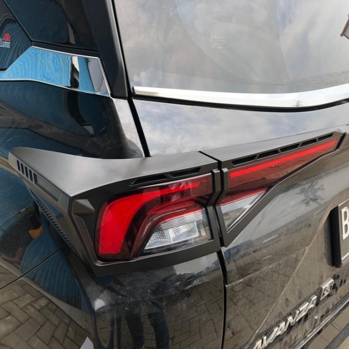 Garnish lampu belakang hitam Avanza/Xenia 2022