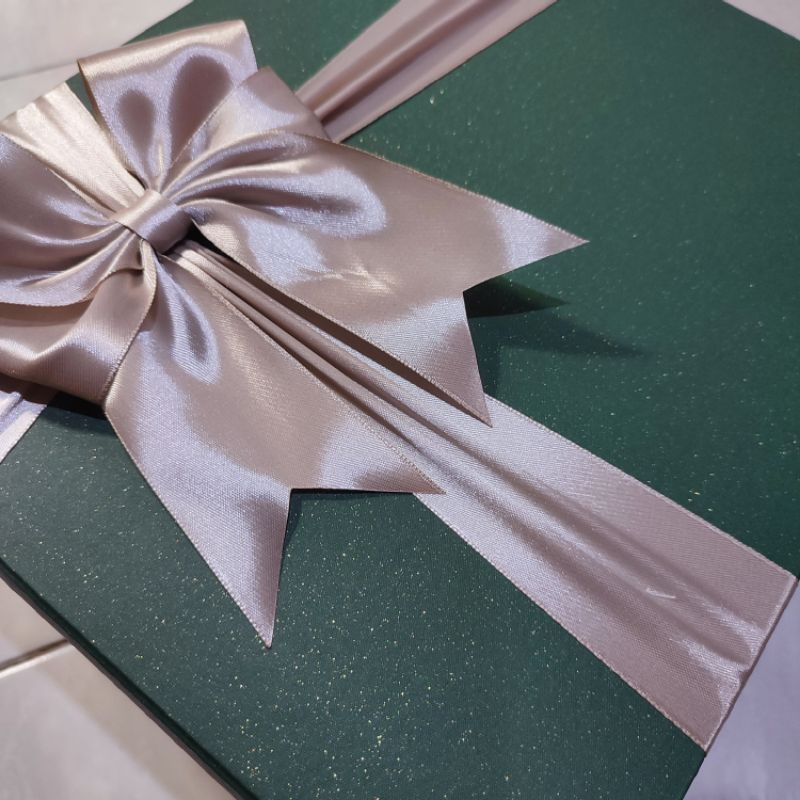 

HIJAU TUA PITA SILVER KOTAK KADO EXCLUSIVE HARDBOX