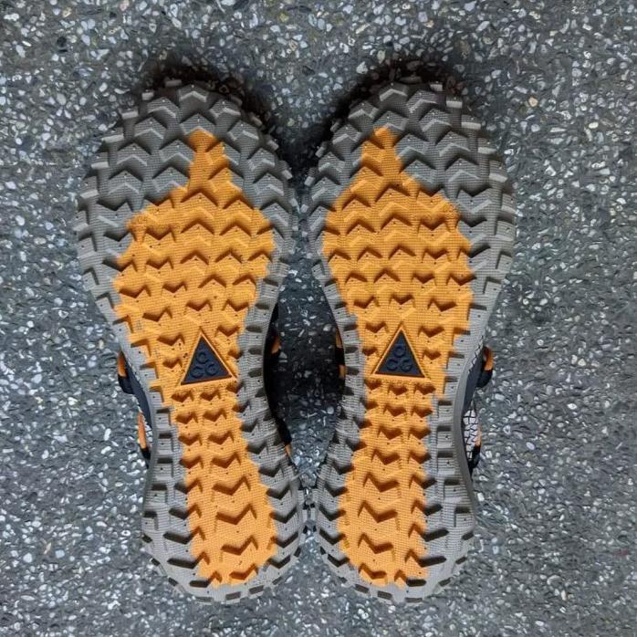 

TERBARU sepatu hiking pria premium Nike ACG Mountain Fly Low "Fossil Stone