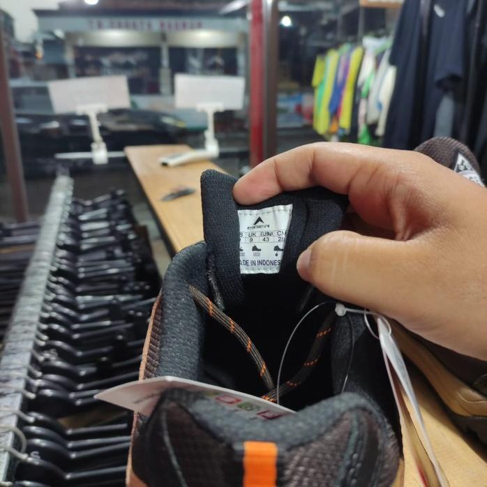 

TERLARIS SIZE 43 & 42 SEPATU GUNUNG OUTDOOR HIKING BARU EIGER