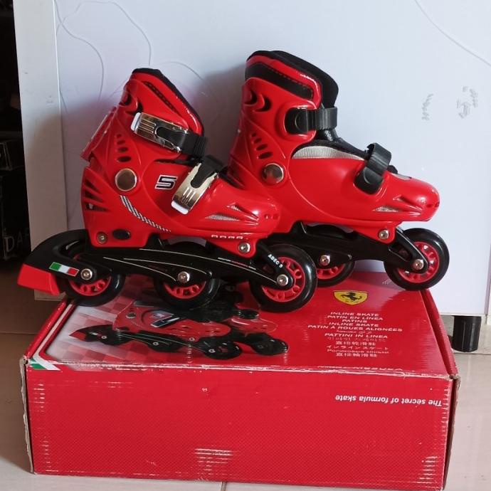 ------] Sepatu Roda Brand Ferrari ukuran extend 29-32 warna merah