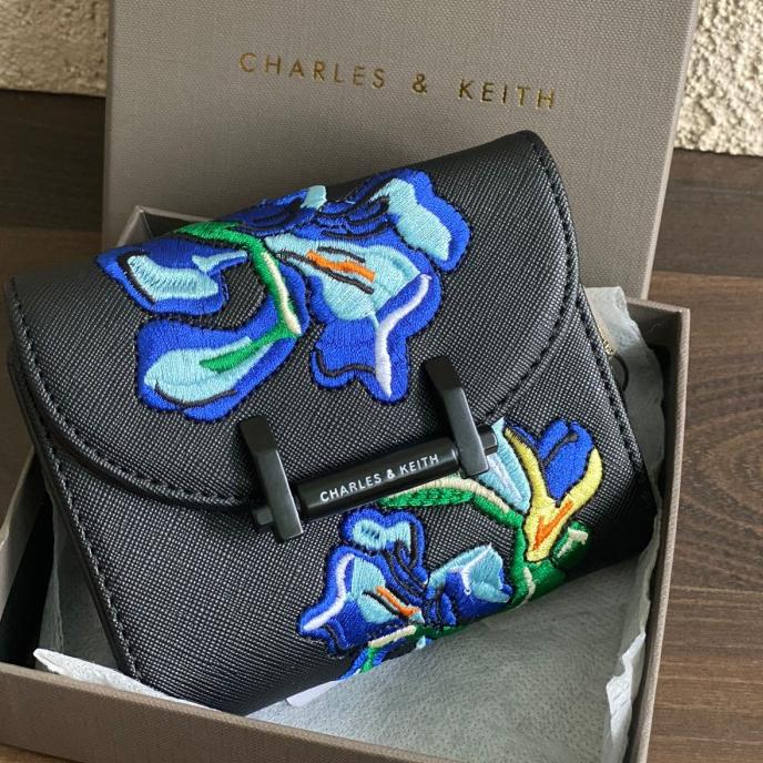 DOMPET CHARLES AND KEITH FLOWER BORDIR FLIP WALLET WANITA ORIGINAL EZHACOUNTER: