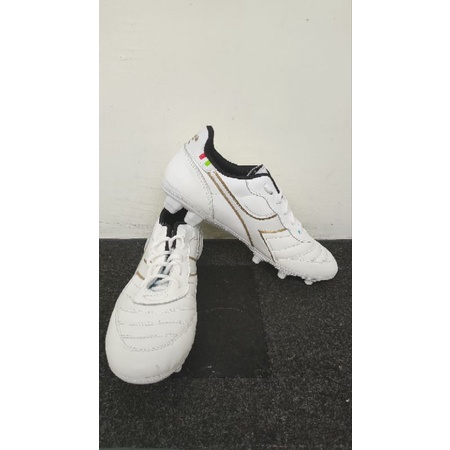 Sepatu Bola Diadora Putih