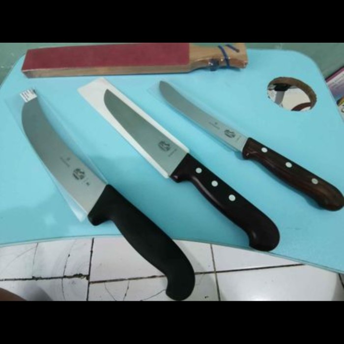 Victorinox Bullnose 18, Slaughtered Rosewood 20, Cimeter Fibrox 25