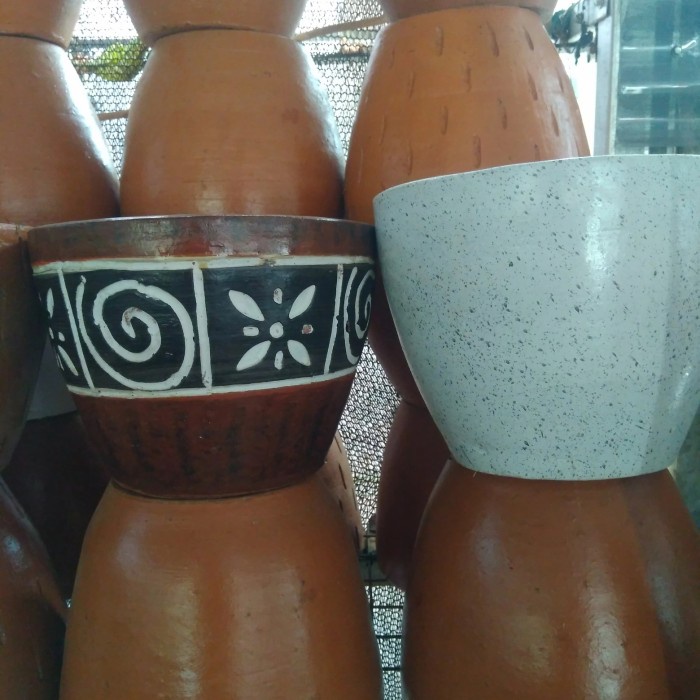 Pot Terracota Gerabah Putih Hitam Motif Polos