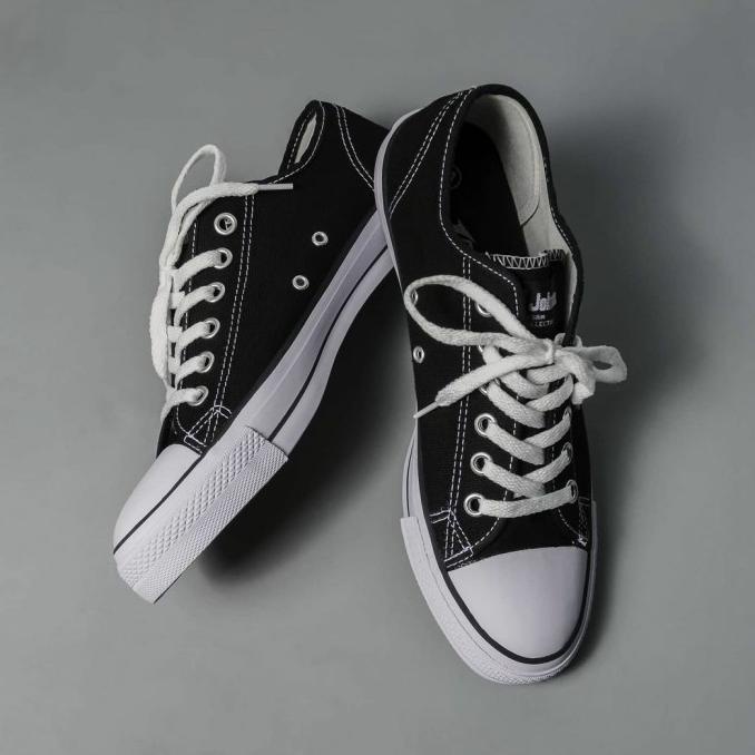Sepatu Sneakers Johnson Basic Lowcut (LC) Hitam Putih