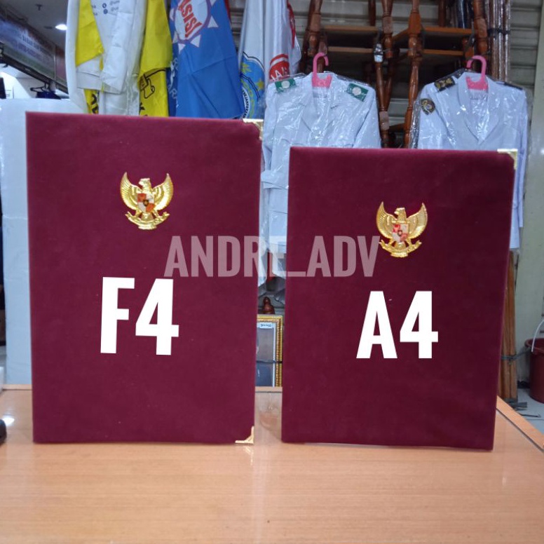 

Model terkini map kantor map mewah bahan beludru maroon garuda coating JWC