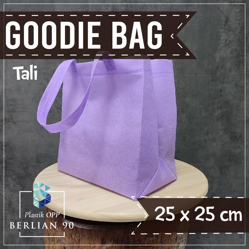 

TERBAIK TAS SPUNBOND GOODIE BAG HANDLE UK 25X25X15 CM ISI 12 PCS TEBAL / GOODIE BAG / TAS KAIN KANTONG POLOS GOODIEBAG SOUVENIR HAMPERS ULTAH