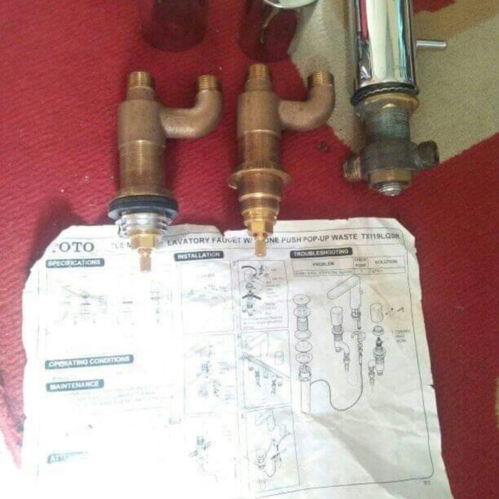 Kran Wastafel 3 Lubang Panas Dingin TOTO