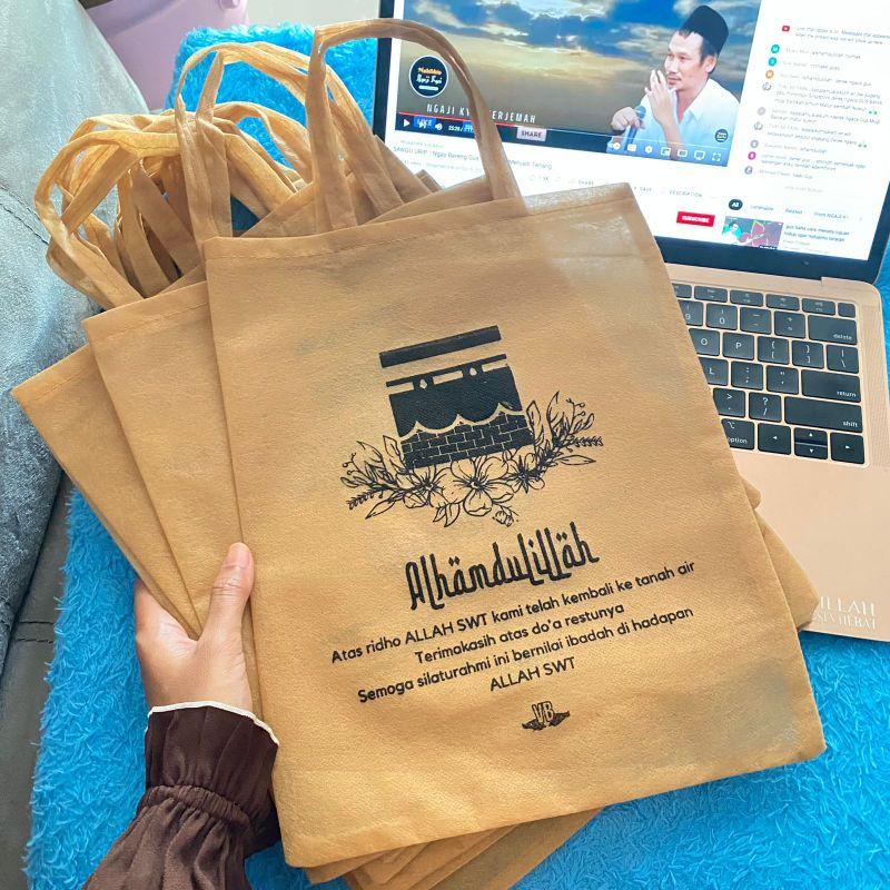 

TAS SOUVENIR HAJI UMROH BAHAN SPUNBOND TEBAL KUAT TOTE BAG OLEH-OLEH MURAH JAWA TIMUR GAMBAR MASJID KA'BAH READY SIAP KIRIM F25.30 Best Seller