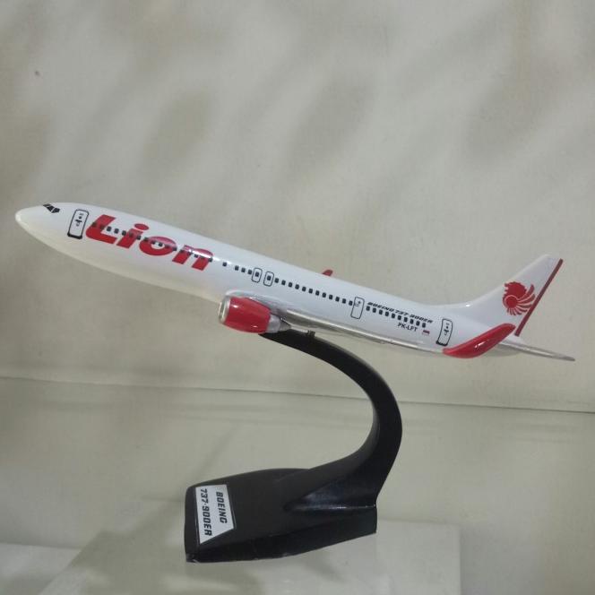 Miniatur Pesawat Lion Air Boeing 737-900Er