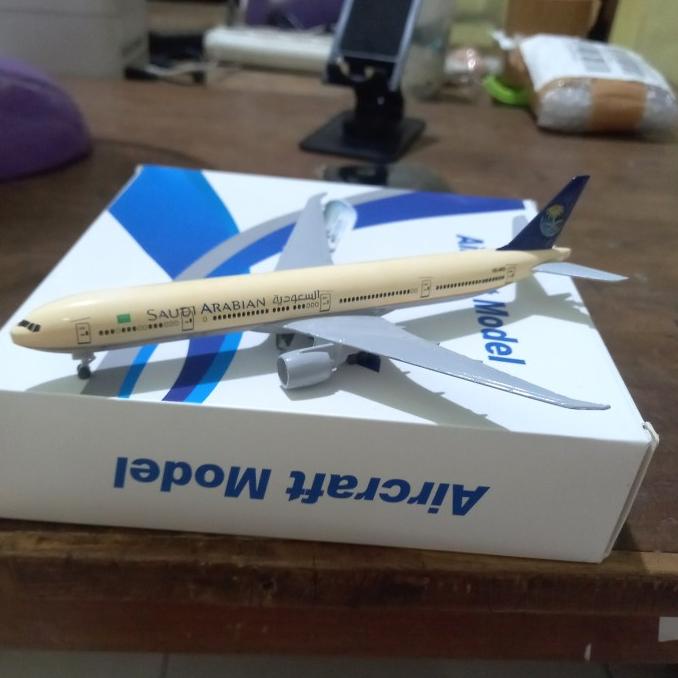 Miniatur Pesawat Saudi Arabian - Diecast Pesawat Boeing 777 300 Murah