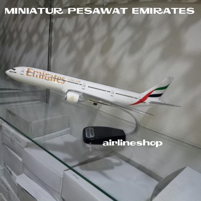 Miniatur Pesawat Emirates, Qatar Boeing 777-300 Skala 1:200 (35Cm)
