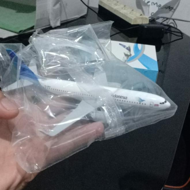Diecast Pesawat Garuda Indonesia Boeing 777 300 Miniatur