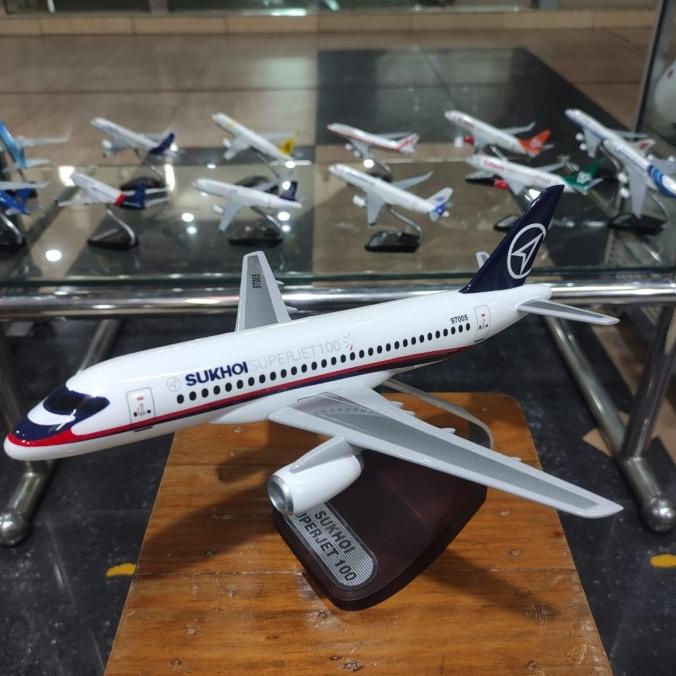 Miniatur Replika Pesawat Sukhoi Superjet 100