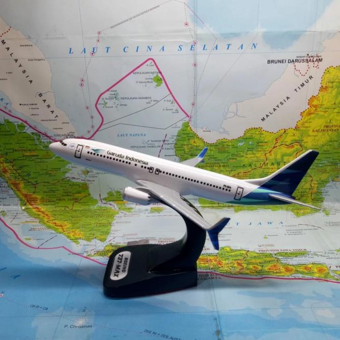 Miniatur Diecast Pesawat Garuda Indonesia 737 Max Skala 1:150 (18Cm