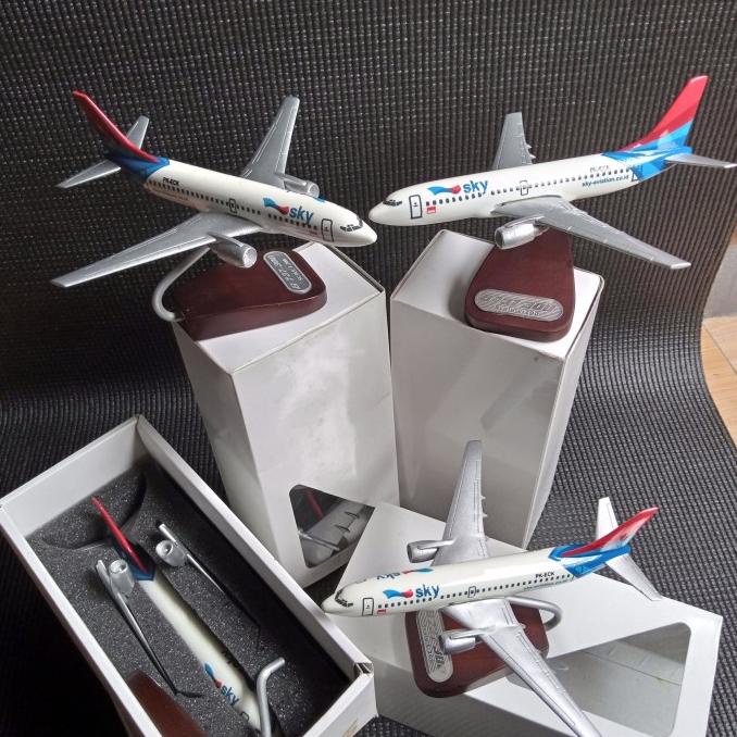 Miniatur Diecast Pesawat Boeing 737-300 Sky Buat Koleksi-Pajangan