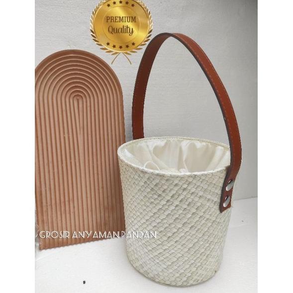 

CUCI GUDANG READY TAS PANDAN PARCEL EMBER POLOS GAGANG SATU VINYL TAS HAMPERS ANYAMAN PANDAN KERANJANG PARCEL NATAL