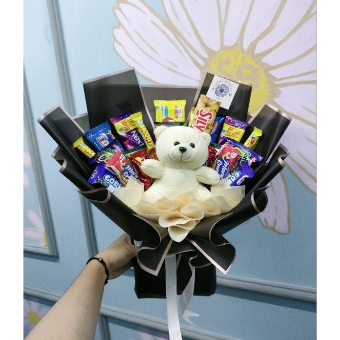 

TKMD7639 (V44859) Bucket Snack Graduation | Buket Makanan Hadiah Wisuda Free Kartu Ucapan