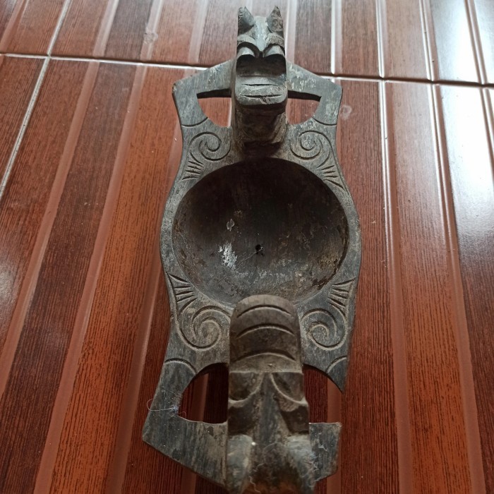 N898U Bisa Gojek Mangkok Kuno Suku Dayak Pedalaman Ukiran Kayu Ulin Cacat A9087