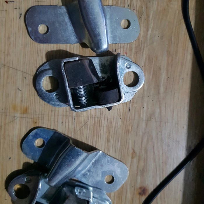 stopper pintu bagasi kijang 7k