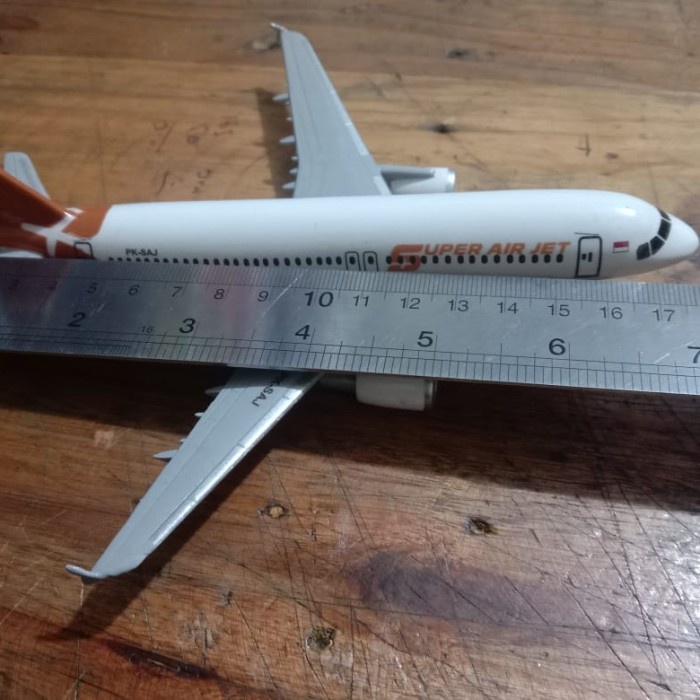 MUST HAVE MINIATUR DIECAST PESAWAT SUPER AIR JET AIRBUS A320 SKALA 1:200 (18CM) TERMURAH