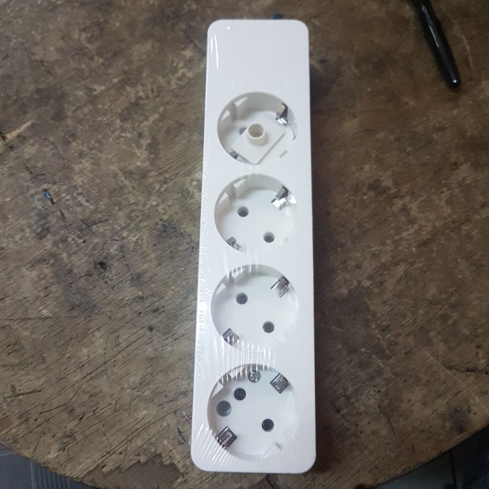 Stop Kontak 4 Lubang Famatel / Stop Kontak Famatel 4 Lubang