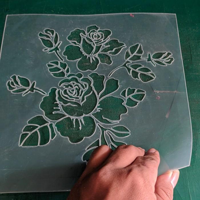 

STENCIL DINDING MOTIF BUNGA4 UKURAN 23*23CM BAHAN TEBAL