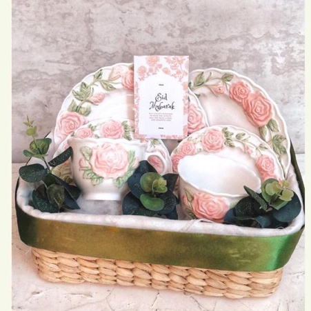 

Rose teacup Standing hampers lebaran Hampers Cantik pake Rotan Keranjang