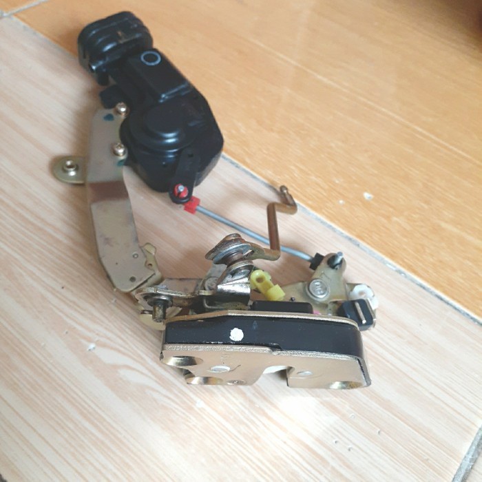 Best Seller Daihatsu Ori Door Lock Pintu Bagasi Belakang Kanan Taruna 69050-87Z04