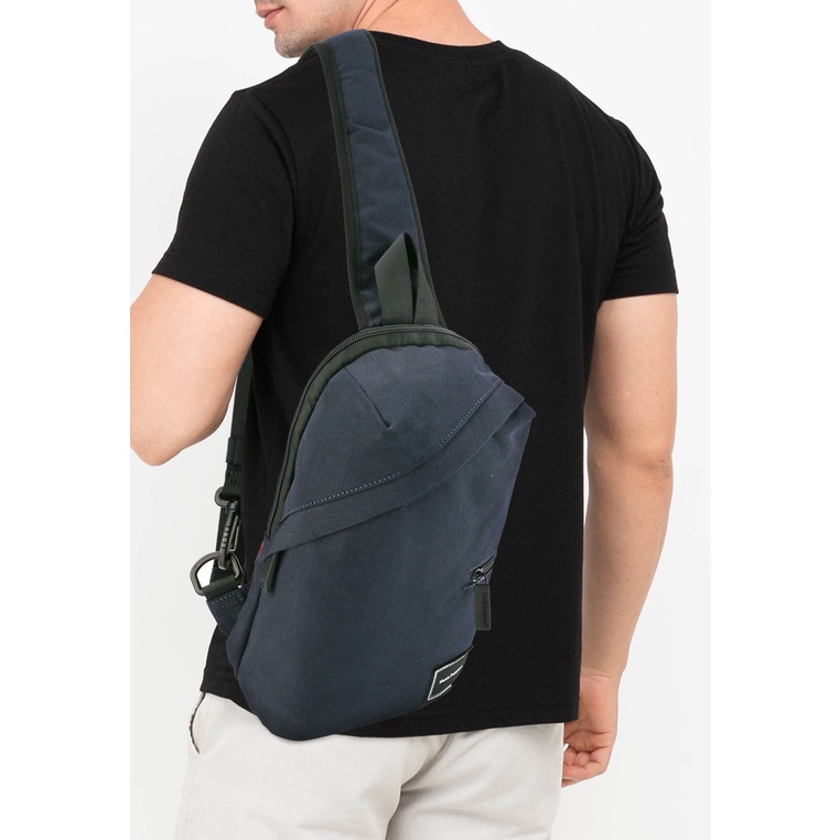 Tas Selempang Hush Puppies Original Pria Slempang Sling bag untuk casual look dengan detail logo pat