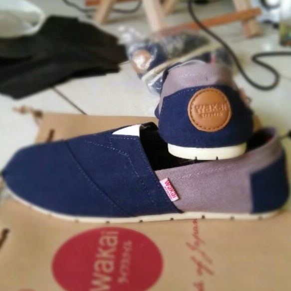 Diskon Wakai navy abu grade original terbaru sepatu wanita peria ♟
