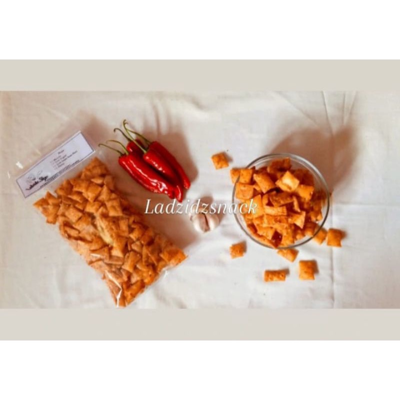 

KERIPIK PANGSIT PEDAS 250gr TERMURAH/ KERIPIK PANGSIT PEDAS DAUN JERUK