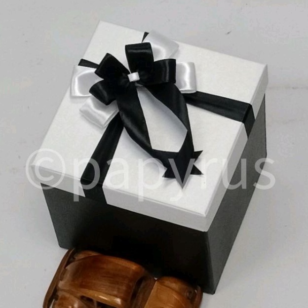 

PAPYRUS Kombinasi 15x15 Tinggi 15cm Kotak Kado Gift Box Hadiah