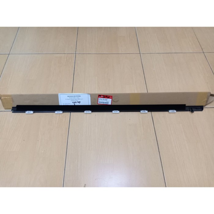 Pelipit Kaca Pintu Depan Mobilio best deal