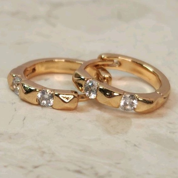 Anting klip emas piramid