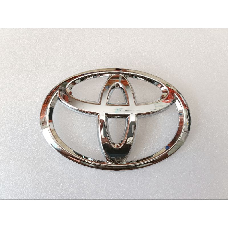 logo Grill Depan Toyota Innova 2010-2015 orang