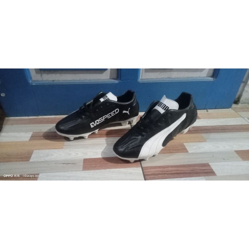 sepatu bola kulit asli