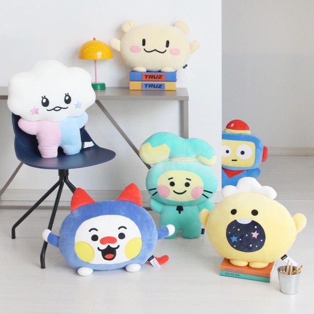 Boneka Truz Treasure official Hug Me Cussion Doll Terbaru Berdiri
