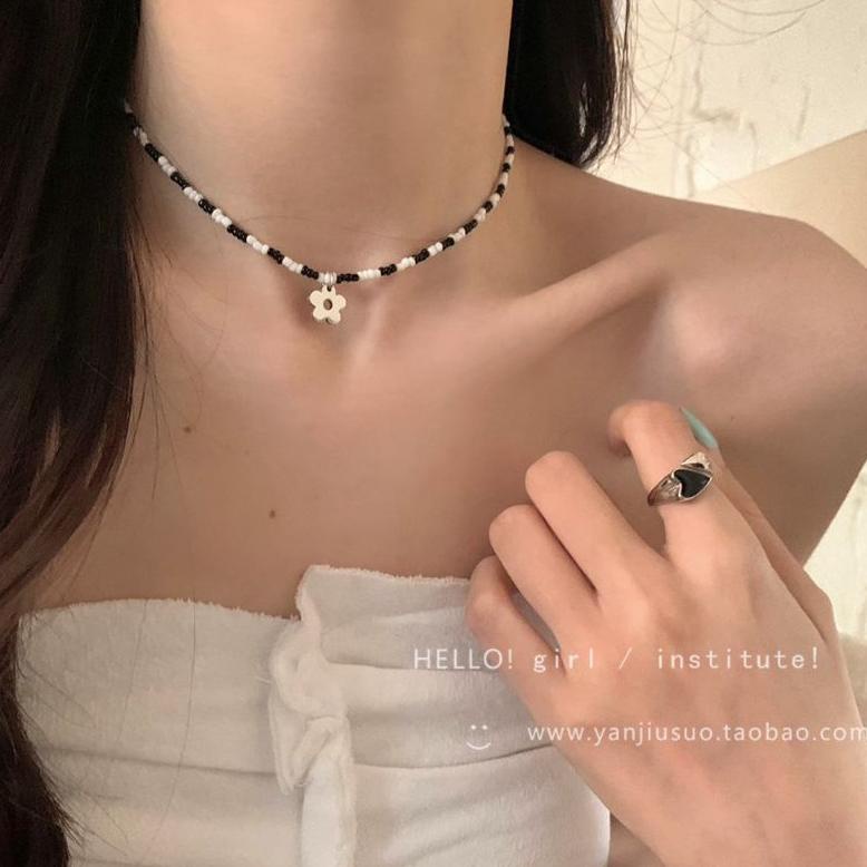TRENDING KALUNG MANIK WANITA MONOKROM BANDUL BUNGA SIMPLE CUTE CHOKER KOREAN STYLE TERBARIK DI PAGE 