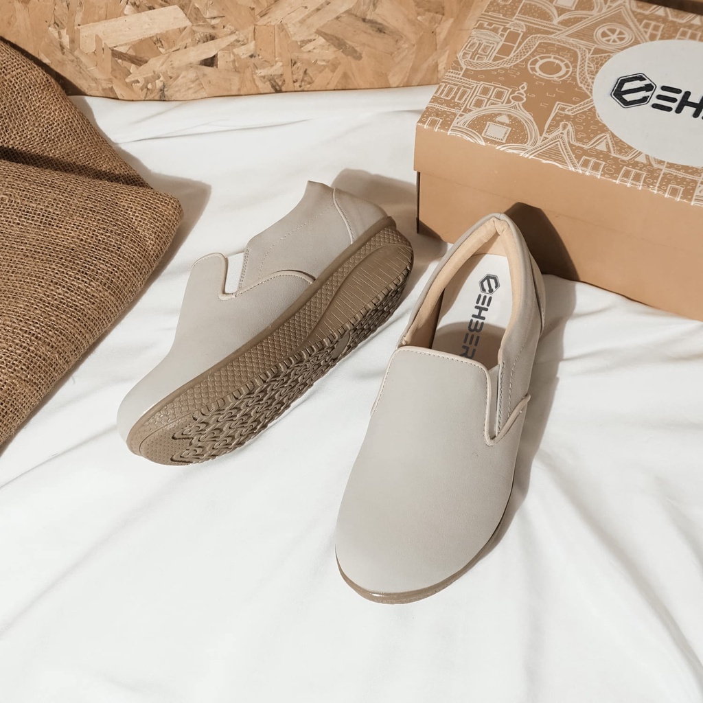 Ehbers Sepatu Slip-On Wanita Cream