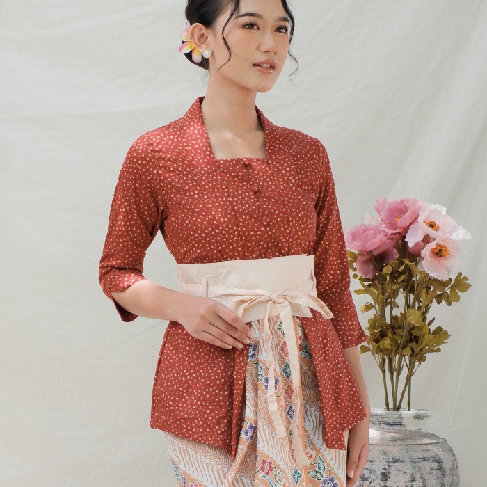 Kebaya Kutubaru Rosea Lengan 7/8 Meradelima Katun Jepang Merah Bata