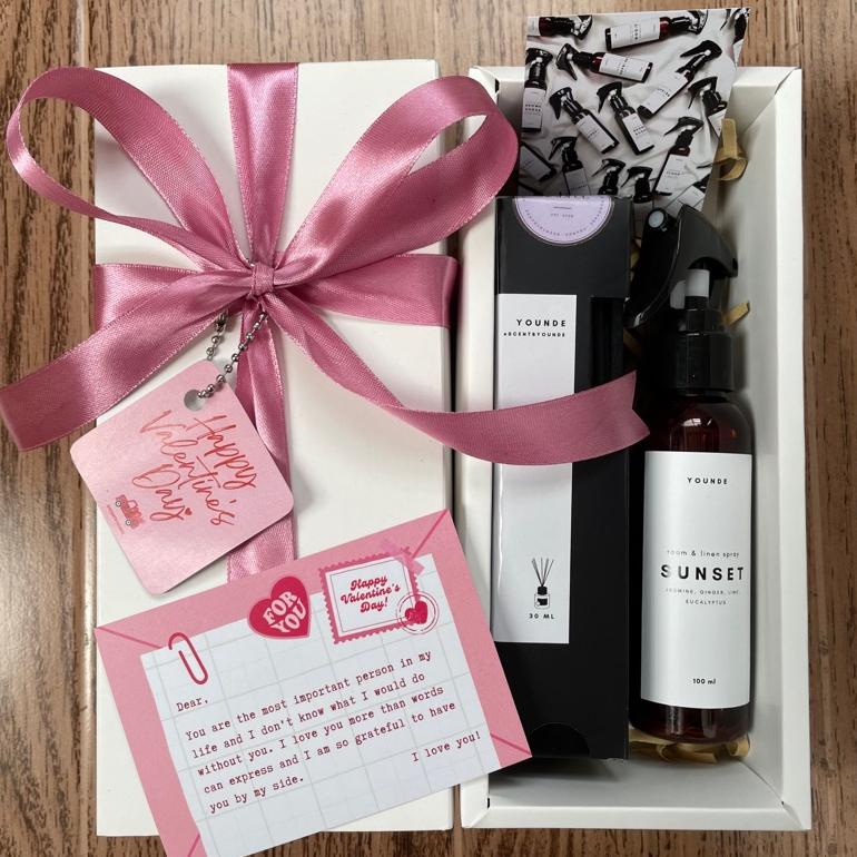 

Terbaru Hampers Christmas Natal [Box Putih Linen Spray+Diffuser] BisaCod